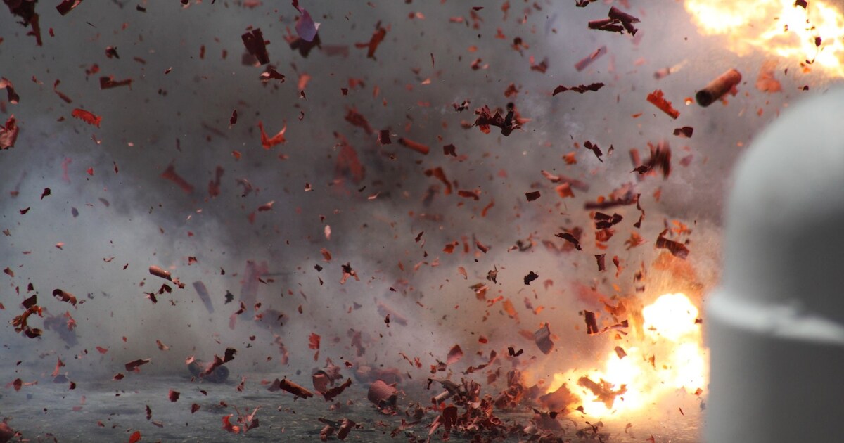 Explosief richt ravage aan bij huis in Made, raam kapot en rookschade