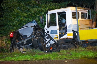 Twee jongens op brommobiel ernstig gewond bij botsing, bestuurder mogelijk onder invloed