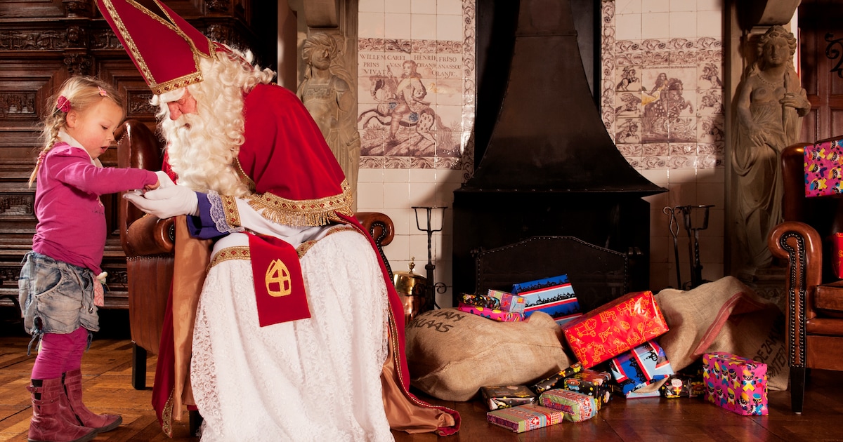 Sinterklaas leest voor in bibliotheek Woerden