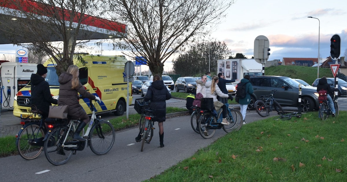 Wielrenner negeert vermoedelijk stoplicht en botst met auto, scholier raakt per ongeluk betrokken