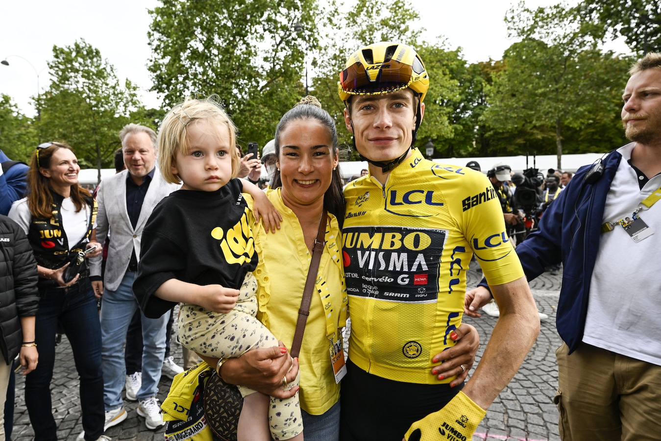 Tourwinnaar Jonas Vingegaard heeft eindelijk tijd voor familie: 'Ik voel me  nog steeds goed en fris in mijn hoofd' | Foto | AD.nl