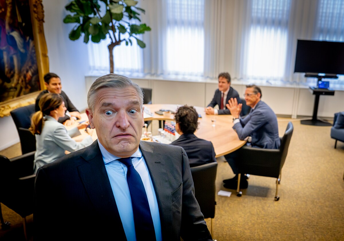 Een foto van informateur Buma, al lijkt het bijna AI, voorafgaand aan zijn gesprek met de partijleiders. 