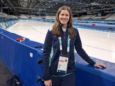 Manon (41) moet op de Spelen schaatsers aanspreken op hun rommel: ‘Best spannend om dat te vragen’