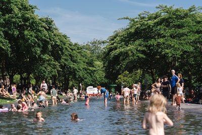 Hoe gaat Amsterdam om met de zomerse hitte? ‘Op de fiets is het lekker, maar als je stilstaat...’