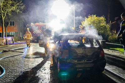 Auto in Zutphen vliegt door onbekende oorzaak in brand en raakt zwaar beschadigd