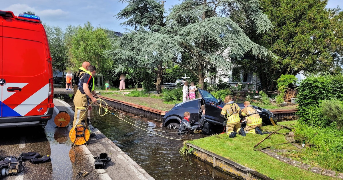 Auto belandt in water langs Noordeinde in Landsmeer