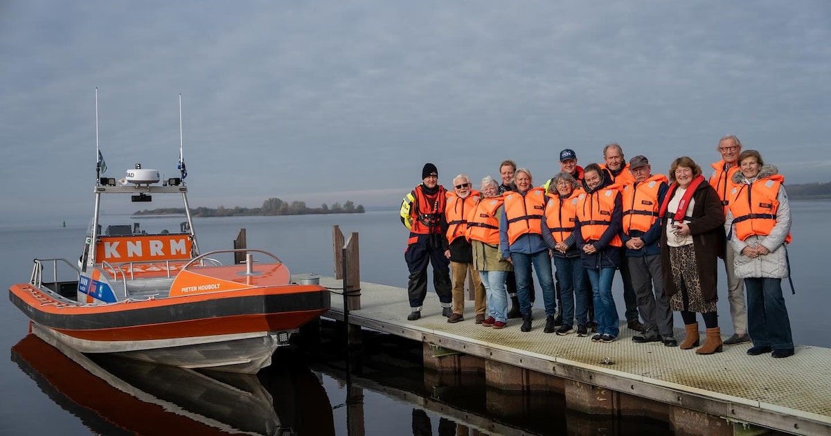 KNRM eert trouwe donateurs in Blaricum met zilveren en gouden speld