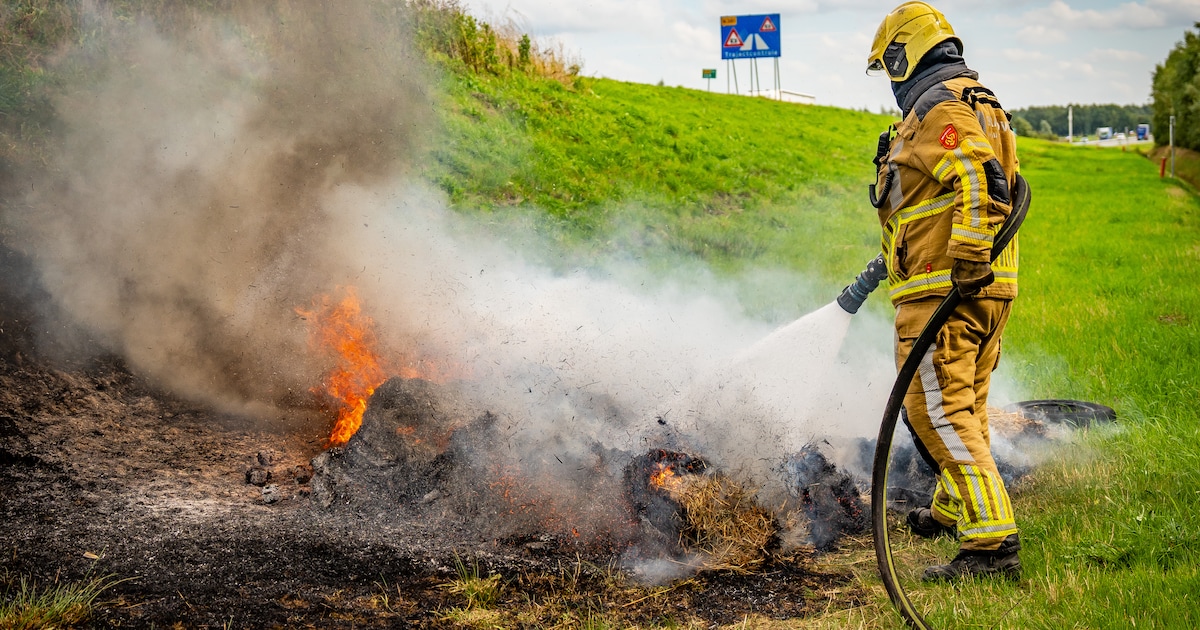 Twee hooibalen in brand langs N381 bij Wijnjewoude