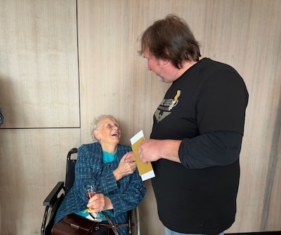 Dirk denkt dat de jongens naar Feyenoord gaan, maar zijn moeder zit al in rolstoel klaar: ‘Dit wil i