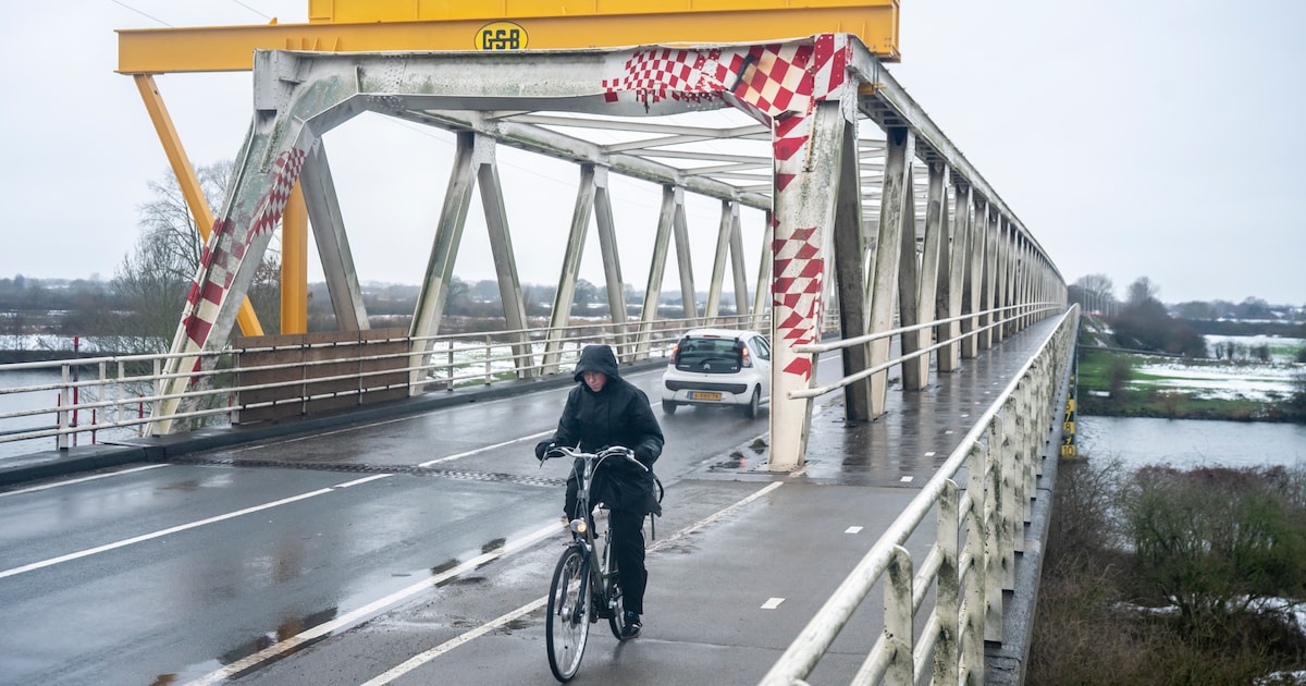 De Maasbrug is afgesloten wegens werkzaamheden, maar Google Maps denkt daar anders over