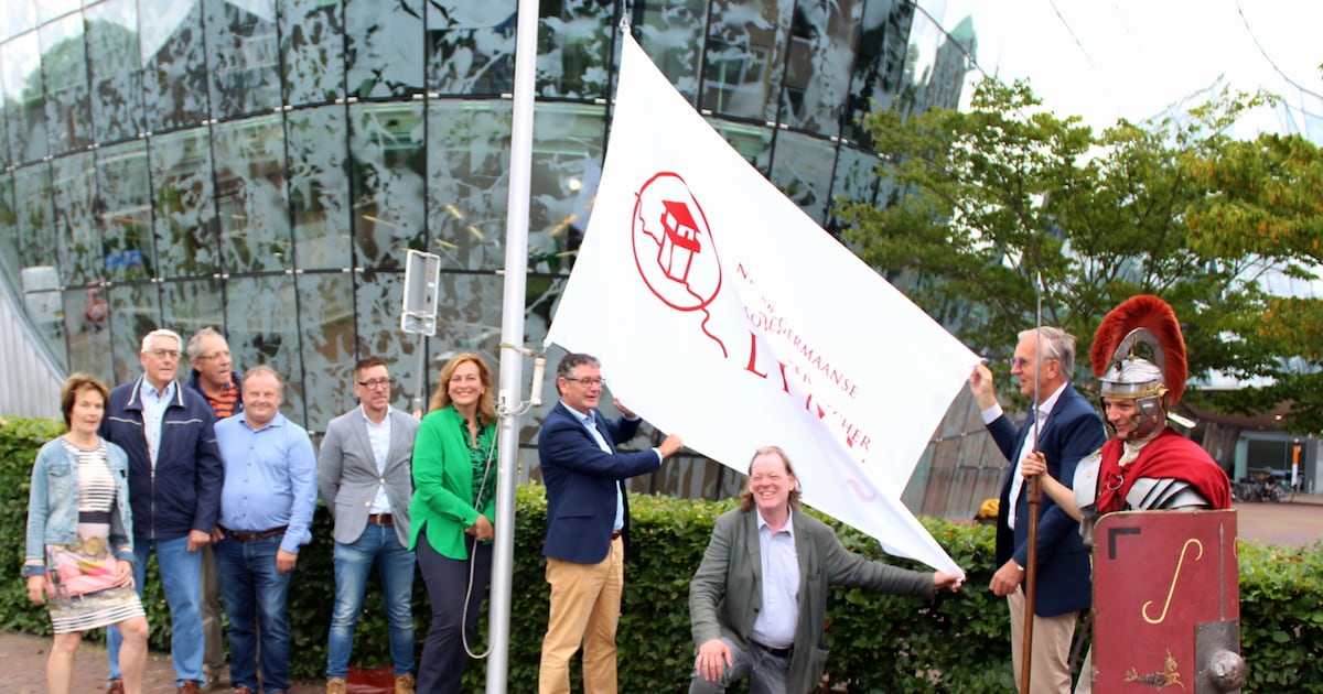 Romein hijst trots Limesvlag in Alphen nu grens Werelderfgoed is ...