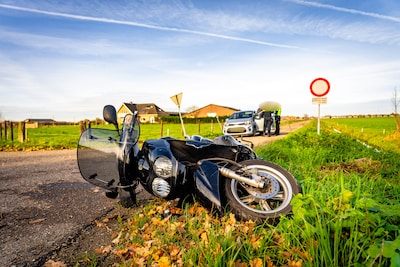 Scooterrijder gewond na botsing met automobilist in Ochten