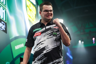 Gian van Veen pakt dankzij uitstekende finishes eerste set af van Luke Humphries