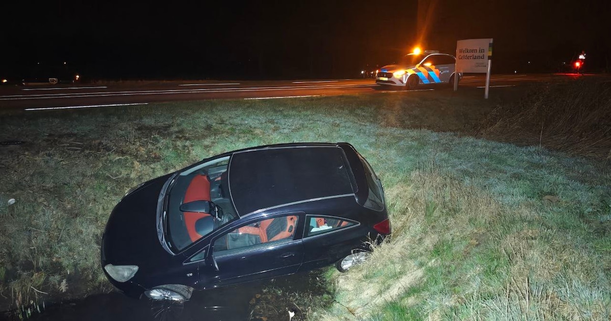 Auto rijdt sloot in langs N313 bij Aalten