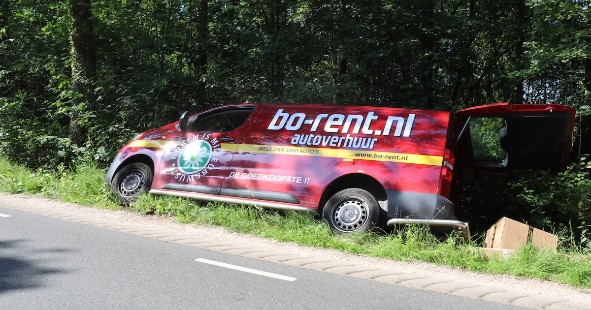 Verhuurbusje belandt in droge sloot aan Postweg in Leusden
