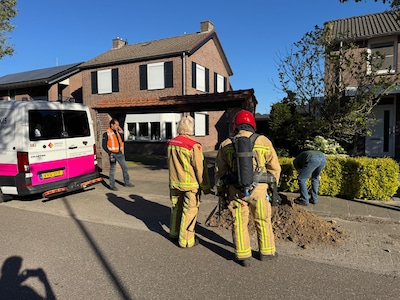 Man raakt per ongeluk gasleiding bij graven van kuil in Bakel