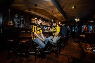 ‘Nooit meer naar Arnhem!’; de pesterij die geuzenlied werd bij Vitesse gaat nu het theater in: ‘Voor