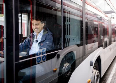 Uber krijgt zes keer meer taxireserveringen dan normaal, Jesse Klaver rijdt rondje in bus