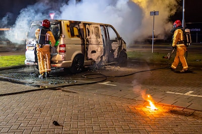 Geparkeerde bestelbus brandt uit in Helmond, eigenaar (49) stak brand mogelijk zelf aan
