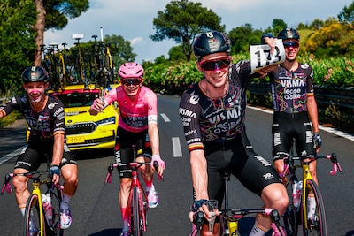 Peloton op plaatselijk parkoers in Rome, kan Dylan Groenewegen in slotrit toch nog naar zege sprinten?
