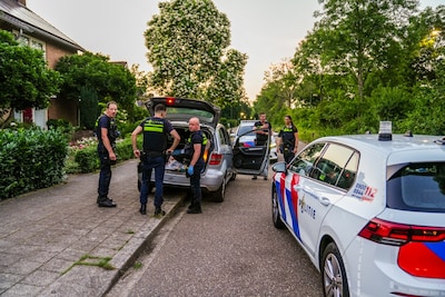 Automobilist vlucht voor politie en rijdt over fietspad in Geldrop, twee verdachten nog voortvluchti