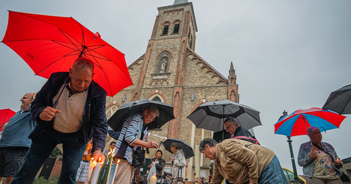 Aardenburgse katholieken houden protestwake bij hun gesloten kerk: ‘Het is alsof de hemel voor ons h