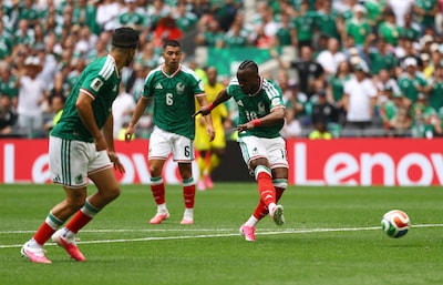 Gastland Mexico op verdiende voorsprong in openingswedstrijd