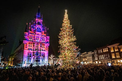 Spannende seconden voor organisatie Gouda bij Kaarslicht: ‘Als licht in die boom uitgaat, slaat je h