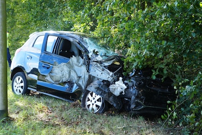 Auto vliegt uit flauwe bocht op oprit A50 bij Hattem
