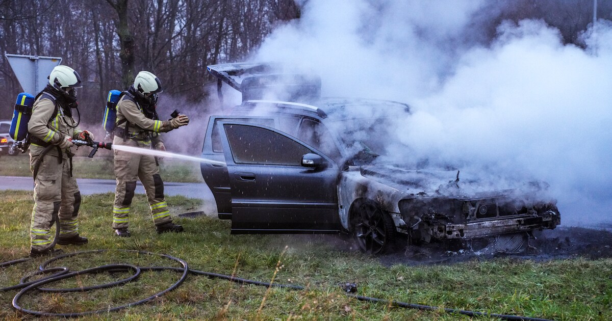 Rijdende auto vliegt in brand op N862 bij Klazienaveen