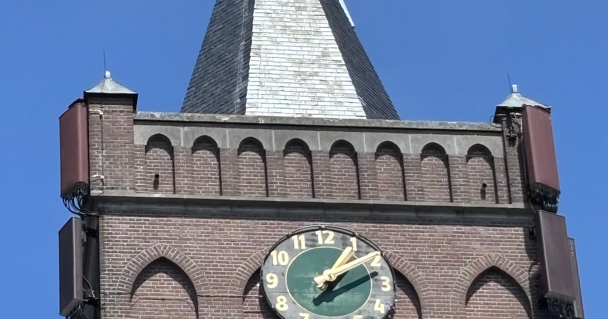 Kerkklok Schaijk weer gemaakt na flinke blikseminslag in de kerktoren