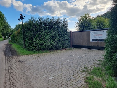 LIVE Overasselt | Rust lijkt terug rond het huis van Jan G. • 20.000 euro voor uitvaart beveiliger i