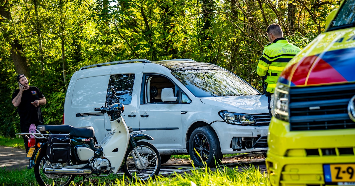 Bromfietser gewond bij botsing met bestelbus bij Donkerbroek