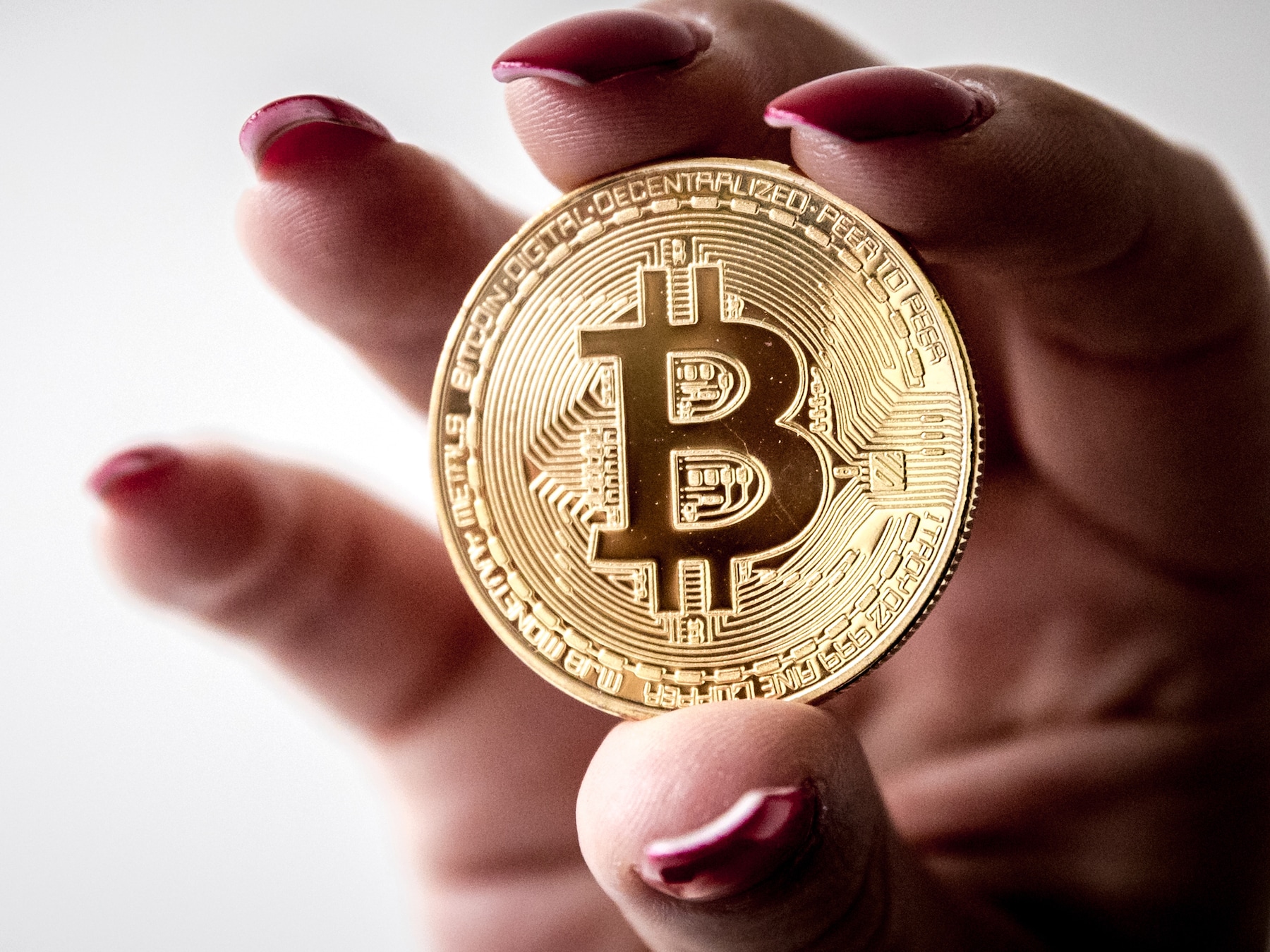 Omhoog en weer omlaag: zo wordt de waarde van bitcoin bepaald | Geld | AD.nl