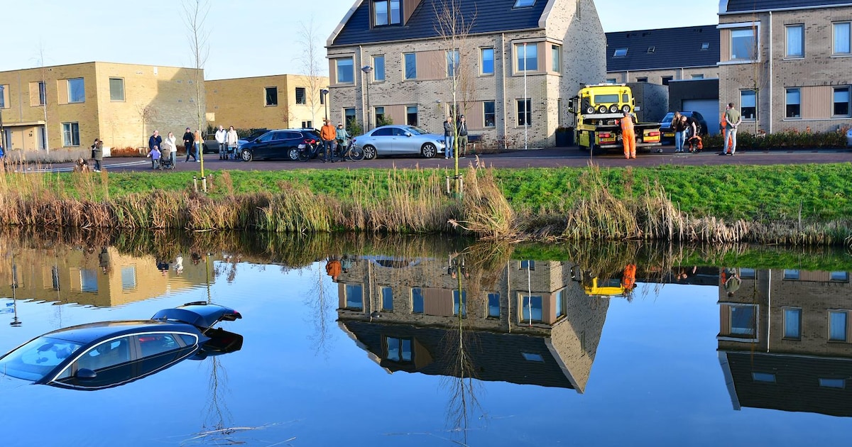 Auto te water aan Libellestraat in Heerhugowaard na vergeten handrem