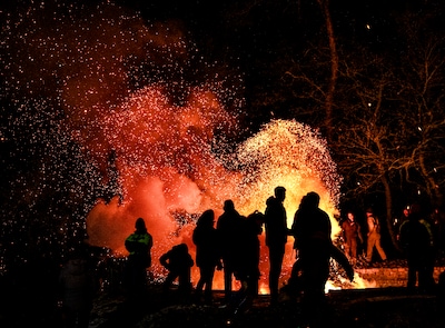 Van sierlijk in de hoek naar brandend op het vuur: kerstboomverbranding blijft publiekstrekker in Ri
