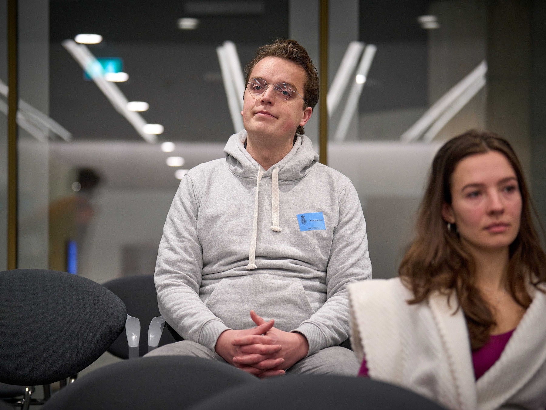 Hoofdrolspeler Sywert van Lienden is zelf ook aanwezig bij het debat over de mega-order mondkapjes.