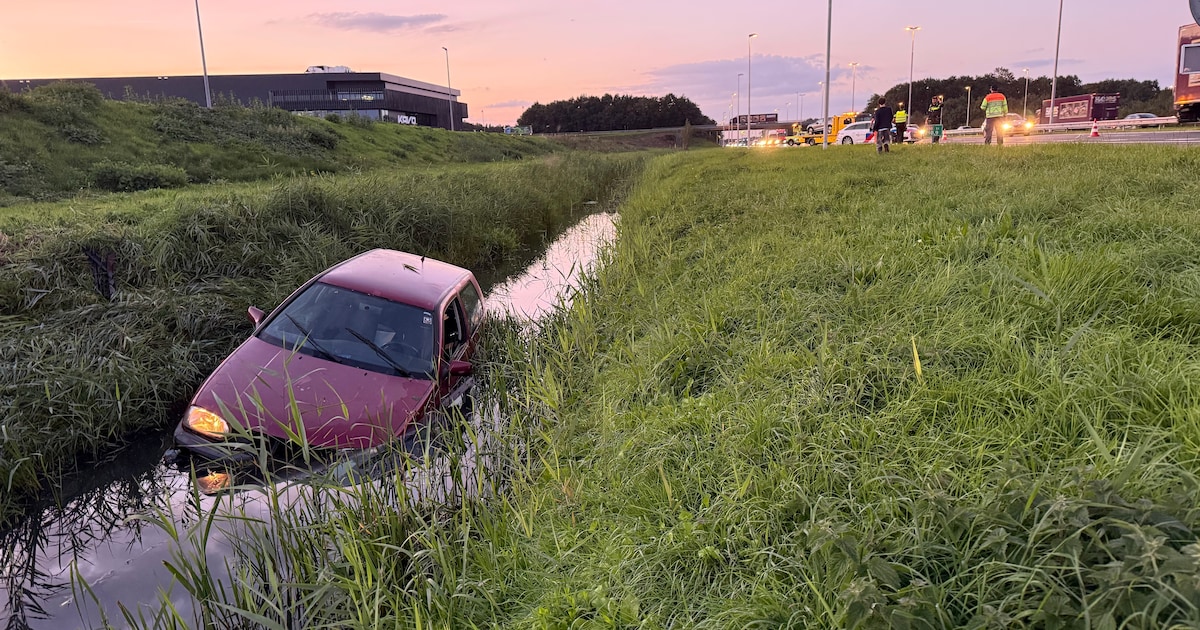 Auto belandt in sloot langs A50 bij Apeldoorn: hulpdiensten schalen groot op