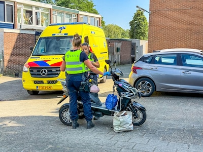 Scootmobiel botst op geparkeerde auto aan Ruys de Beerenbrouckstraat in Apeldoorn