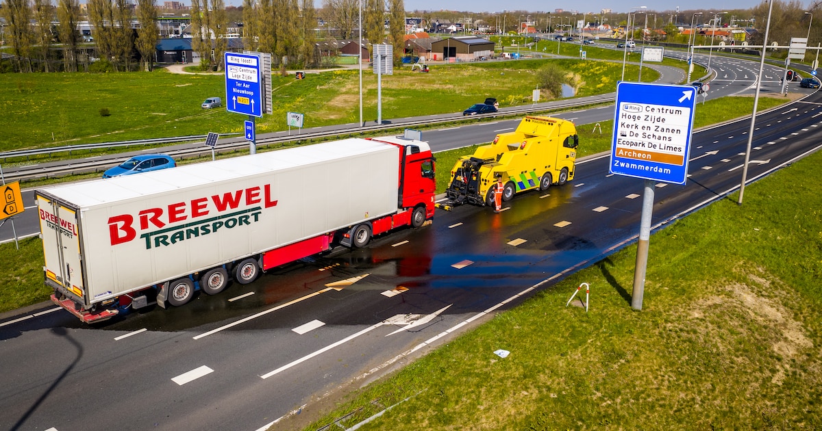 Deel van N207 bij Alphen tot vannacht dicht: duizend liter diesel stroomt over de weg na botsing
