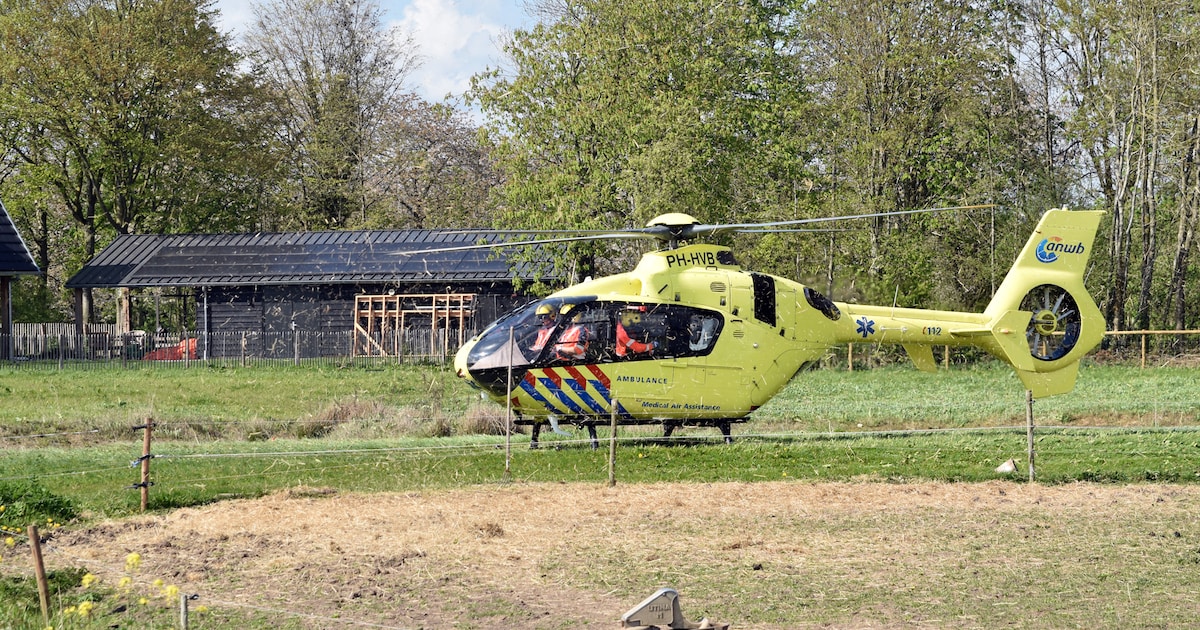 Jonge man op scooter zwaargewond bij botsing met werkbusje in Bruchem, traumahelikopter rukt uit
