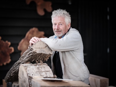 ‘Een boom is een bezield wezen, net als jijzelf’; Duivense houtkunstenaar Will Schropp is na veertig