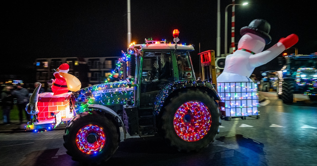 Verlichte trekkeroptocht trekt toeterend door de gemeente Nieuwkoop