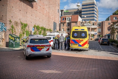 Man met bebloed hoofd aangetroffen op straat in Arnhem, medewerkers daklozenopvang schieten te hulp