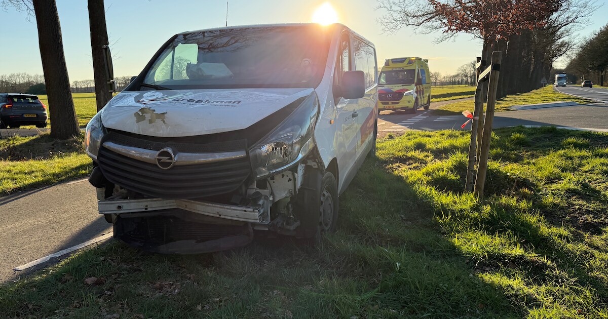 Bestelbusje en personenauto botsen op N332 bij Heeten: weg is weer vrij