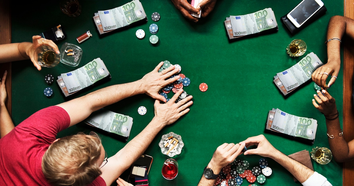 Politie beëindigt illegaal pokertoernooi in Hoofddorp en neemt geld in beslag
