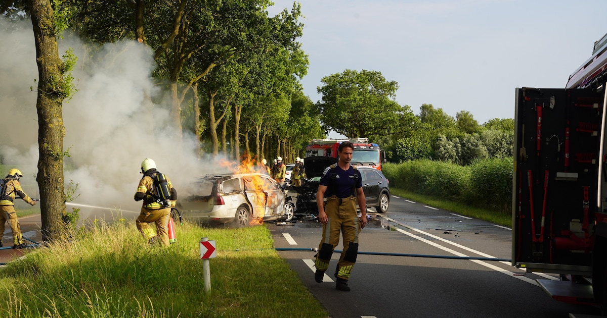 Dode en gewonden bij frontale botsing op N337 bij Wijhe: omstanders halen slachtoffer uit brandende 