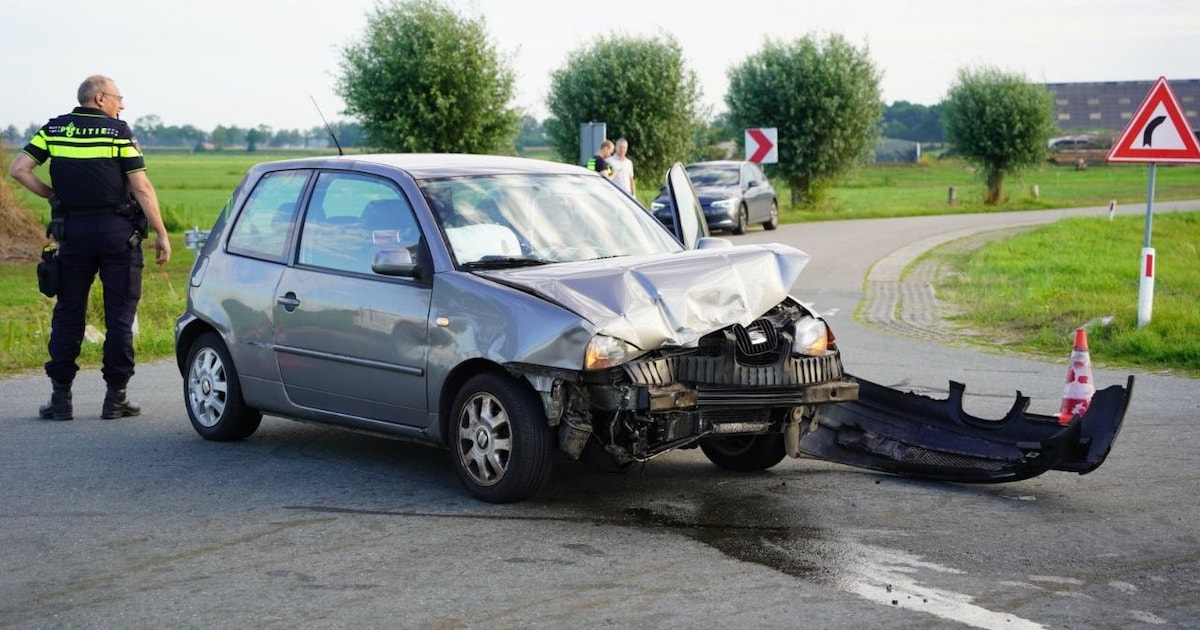 Auto's kunnen niet verder na botsing op kruising in Staphorst