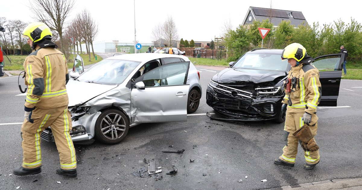 Botsing tussen twee auto's in Honselersdijk, slachtoffer vast in auto