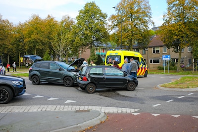 Twee auto’s botsen op kruising in Apeldoorn, vrouw nagekeken door ambulancepersoneel